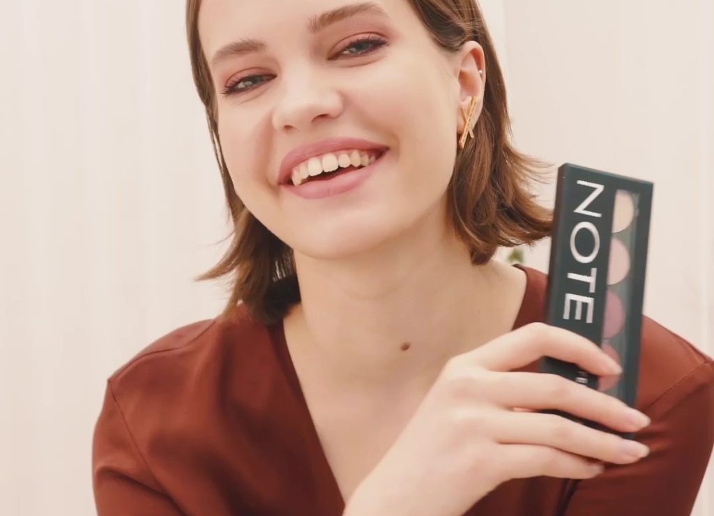 Note model photoshoot warmed toned eye holding professional eyeshadow 107